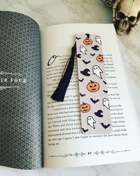 Spooky Bookmarks, Books Bookmark, Handmade Bookmarks Diy, Penanda Buku, Felt Bookmark, Frog Decor, Goth Halloween, Creative Bookmarks, Bookmark Craft