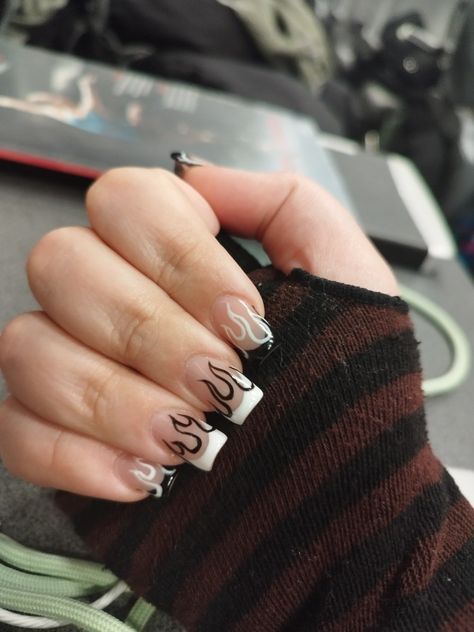 White and black flame nails White And Black Flame Nails, Black And Silver Flame Nails, Black And White Fire Nails, Black Flame Nails, Flame Nails, Flame Nail Art, Concert Nails, Black Flame, Silver Shorts