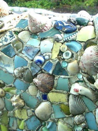 DIY  Mosaic with shells. Love this idea for the garden. Would make use of all those shells and sea glass the kids like to collect. Could sink them into a small table top and cover with glass?? Mosaic Shell Art, Diy Mosaic Garden, Shell Backsplash, Red Chandelier, Mailbox Decor, Diy Beach, Diy Mosaic, Shell Mosaic, Garden Paving