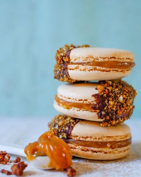 "Salted Caramel Praline Macarons" featuring Valrhona GUANAJA 70%. Caramel Praline, Valrhona Chocolate, Macaron Flavors, French Macaroons, Macaron Recipe, Caramel Recipes, Crumpets, Tea Cakes, Chocolate Cupcakes