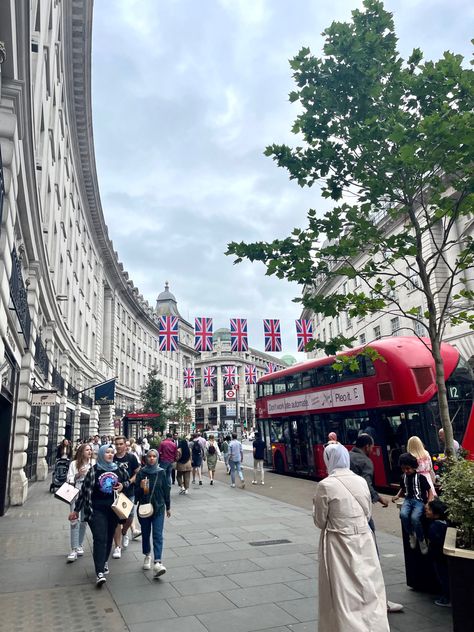 Bond Street London Aesthetic, London Clothes, Bond Street London, London 2023, Study In London, Uk Holiday, London Girl, London Vibes, London Itinerary