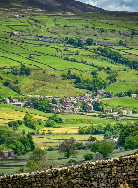 Countryside Wallpaper, Embroidery Goldwork, Countryside Photos, Countryside Photography, Countryside Village, Yorkshire Dales National Park, England Countryside, Scenery Photos, Amazing Landscapes