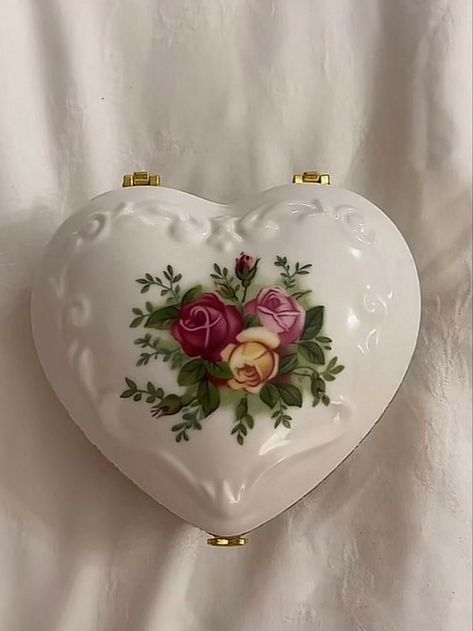 Girly Accessories, Vintage Room, Cute Room Decor, Dream House Decor, Porcelain Dolls, Vintage Aesthetic, Trinket Boxes, Girly Things, Hibiscus