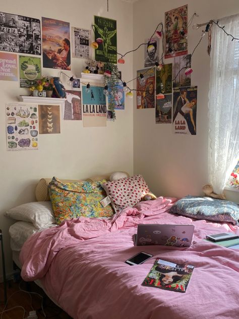 Sorority House Room Ideas, Uni Room Inspo, Stuff To Decorate Your Room, Indie Dorm Room, Beautiful Room Decor, Aesthetic Room Decor Ideas, Aesthetics Room Decor, Lovely Aesthetic, Beautiful Room Designs