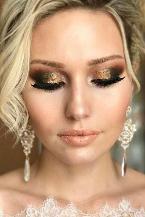 Pretty look for hazel eyes or if your wedding has a nature lije theme. Gold Makeup Wedding Looks, Aristocratic Wedding, Green Wedding Makeup, Makeup Weddings, Maquillaje Aesthetic, Perfect Wedding Makeup, Summer Wedding Makeup, Soft Wedding Makeup, Amazing Wedding Makeup