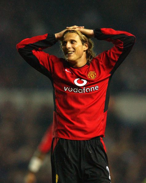 Diego Forlan arrived at @manutd in January 2002 and, despite taking time to settle, scored some memorable goals including a brace against Liverpool at Anfield. Manchester United Wallpapers Desktop, Iconic Manchester United Photos, David Beckham Manchester United, Diego Forlan, English Football Stadiums, Manchester United 23/24, Manchester United Jersey 22/23, Soccer Highlights, Manchester United Images