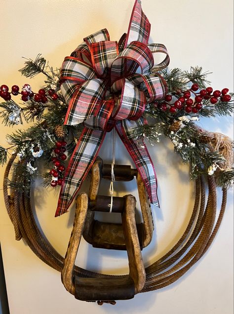 Rope Wreath Diy Christmas, Rope Wreath Western Christmas, Christmas Lasso Wreath, Horse Stirrup Decor, Western Christmas Wreath Ideas, Lasso Christmas Wreath, Ranch Christmas Decor, Stirrup Decor, Lasso Wreath