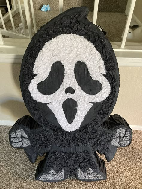 Scream Themed Sweet 16, Ghost Face Decoration, Ghost Face Party Decorations, Scream Sweet 16, Scream Movie Birthday Party Ideas, Scream Movie Party Decorations, Ghost Face Themed Party, Scream Decoration Party, Scream Birthday Party Girl