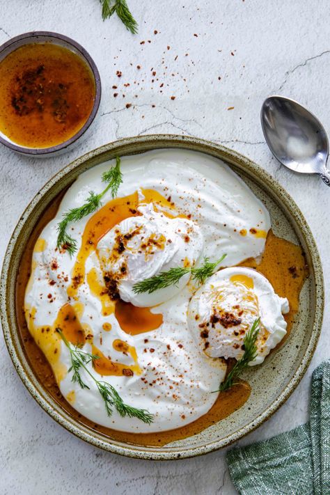 Eggs with chili butter and yogurt, Cilbir, a Turkish dish Soup Shots, Chili Butter, Hummus Bowl, Mediterranean Breakfast, Baking Lessons, Luciano Pavarotti, Turkish Breakfast, Product Photography Inspiration, Menu Inspiration