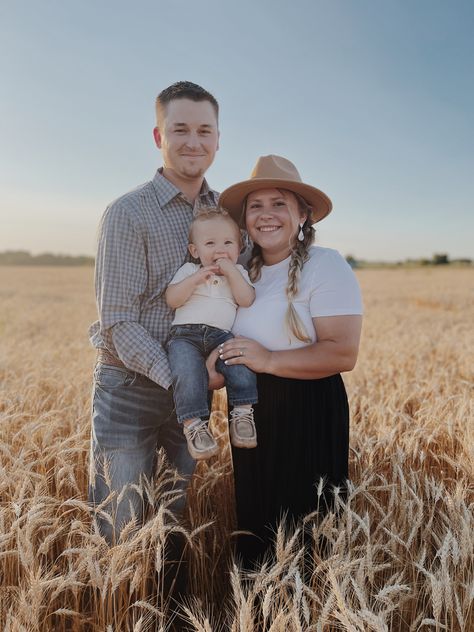 Family Pictures In Wheat Field, Family Wheat Field Pictures, Wheat Field Family Photos, Summer Family Pictures, Field Photoshoot, 3 Picture, Family Of 3, Wheat Field, Wheat Fields