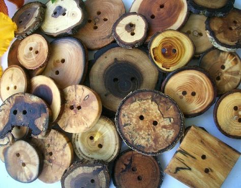 Dishfunctional Designs: Branching Out: Art & Decor From Wood Slices, Branches, Twigs & Driftwood Repurposed Art, Handmade Tree, Wood Buttons, Wooden Tree, Cabin Design, Button Art, Wooden Buttons, Button Crafts, Wood Work