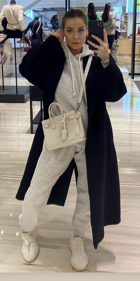 Tracksuit Outfit Women Street Styles, Tracksuit Outfit Women, Stile Hijab, Tracksuit Outfit, Casual Winter Outfits, Running Clothes, Mode Inspiration, Street Style Outfit, Winter Fashion Outfits