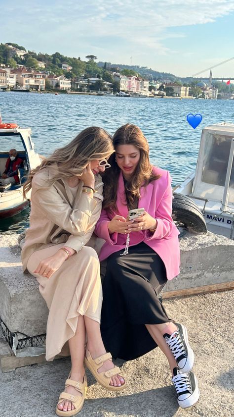 Istanbul With Friends, Turkey Outfits Women, Turkey Outfits, Istanbul Photography, Best Friend Photos, Model Poses Photography, Outfits Women, Vacation Outfits, Muslim Women