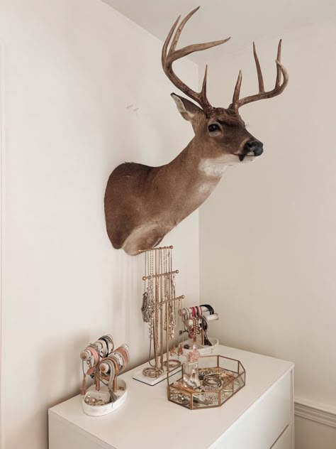 Deer Mount In Bedroom, Outskirts House, Pink Country Room, Southern Room Ideas Bedrooms, Rodeo Bedroom, Country Room Aesthetic, Girly Western Bedroom, Country Girl Bedroom, Western Apartment Decor