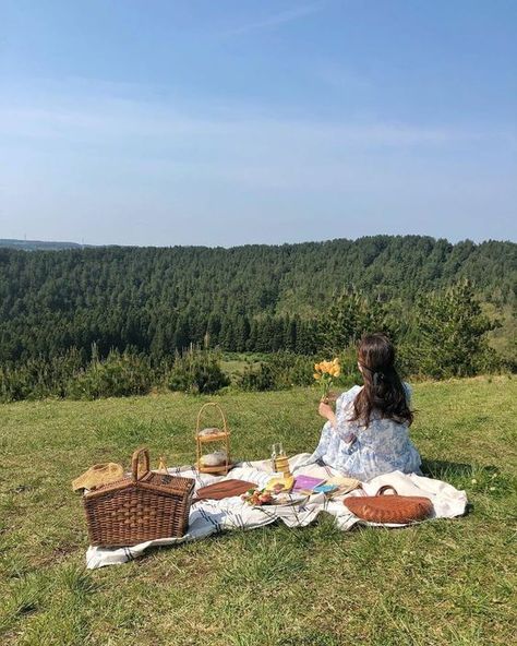 Outdoor Event Ideas, Cottagecore Picnic, Activities For All Ages, Picnic Inspiration, Cottage Aesthetic, Dream Date, Korean Japanese, Picnic Date, Cottage Core Aesthetic