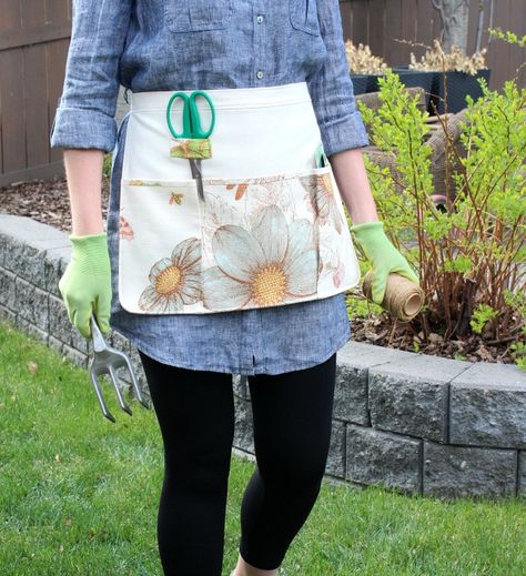 Learn how to sew your own gardening apron with handy pockets for keeping tools and supplies at your fingertips while protecting your clothes from stains. Gardening Aprons, Diy Aprons, Homemade Aprons, Happy Crafts, Ball Pillow, Apron Tutorial, Diy Apron, Diy Baby Headbands, Diy Gardening