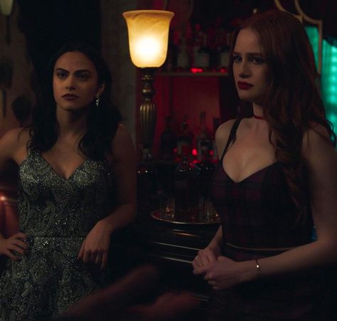 Cheryl Blossom And Veronica Lodge, Cheryl And Veronica, Riverdale Veronica, Cami Mendes, Riverdale Cheryl, Cw Dc, Veronica Lodge, Madelaine Petsch, Cheryl Blossom