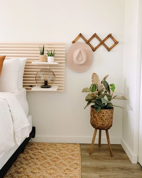 Bedroom with DIY wood slat headboard, coat hooks, and plant in corner Painted Headboard, Diy Bed Headboard, Cama King Size, Slatted Headboard, Diy Headboards, Diy Headboard, Wood Headboard, Bedroom Headboard, Cubicle