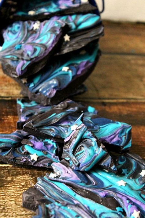 Galaxy Bark - candy melts in black, 2 blues, and purple - I didn't know they made black ones & I thought the black was chocolate when I saw this :D Cake Feta, Galaxy Desserts, Galaxy Crafts, Galaxy Party, Chocolate Bark Recipe, Wilton Candy Melts, Galaxy Cake, Space Food, Pastel Cupcakes