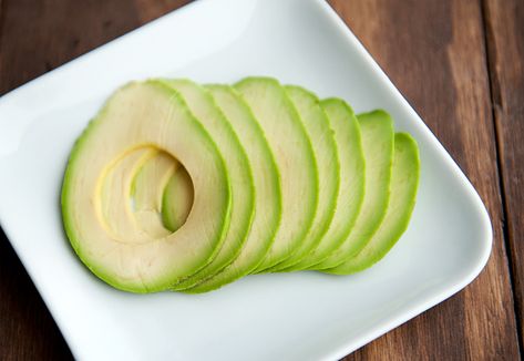 How to slice an avocado perfectly -- so much better for sandwiches than the wedges I wind up making!! Avocado Uses, Sushi Bars, Avocado Slices, Health Desserts, Avocado Recipes, Tempura, Fruits And Veggies, I Love Food, Food Hacks