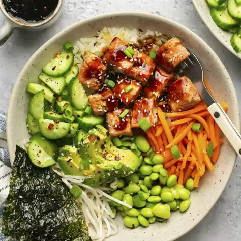 Macro Friendly Teriyaki Salmon Bowls (with cauliflower rice) - Oh Snap Macros Oh Snap Macros, Taco Mac And Cheese, Salmon Bowls, Protein Bowls, Marinated Salmon, Salmon Bowl, Macro Friendly Recipes, Teriyaki Salmon, Homemade Teriyaki Sauce