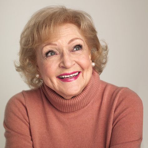 Betty White (1922-2021): Thank You for Being a Friend Betty White Tattoo, Betty White Led Lights, Betty Tv Show, Betty White Birthday, Ingenue Essence, Apple Brown Betty, Betty White Memes Funny, Daily Prophet, Being A Friend