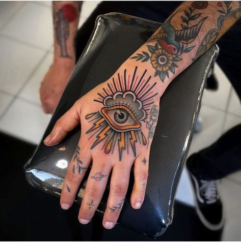 Traditional Tattoo Eye, Traditional Tattoo Man, Traditional Tattoo Drawings, Traditional Hand Tattoo, Old School Traditional, Leo Tattoo Designs, Traditional Black Tattoo, Leo Tattoo, Evil Eye Tattoo