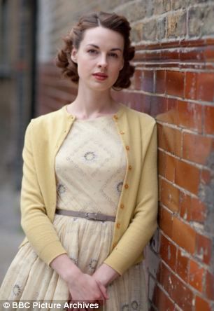 Better than Downton Abbey! Great style! Actress Jessica Raine in the BBC Television show: Call The Midwife Jessica Raine, Call The Midwife, Look Retro, Retro Mode, 1940s Fashion, Moda Vintage, 가을 패션, Look Vintage, 1950s Fashion