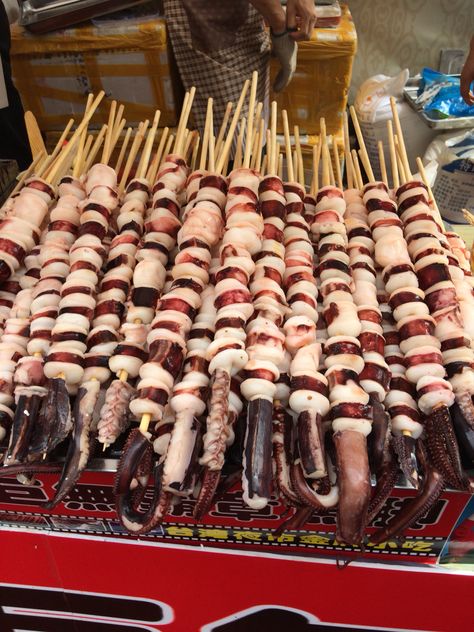 Octopus skewers- Guangzhou street food Squid Skewers, Star Chef, Street Foods, Soju, Thai Recipes, Food Cravings, Skewers, Food Design, Guangzhou