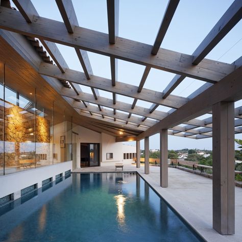 Holiday Home in the Algarve / Hilberink Bosch Architects Indoor Swimming Pool Design, Design Sustainability, Indoor Pool Design, Piscina Interior, Indoor Pools, Indoor Swimming Pool, Pool Enclosures, Indoor Outdoor Pool, Dream Pools