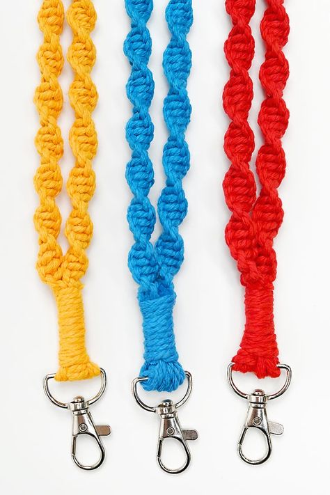 Use our step by step photo and video tutorials to make a macrame lanyard with a beautiful spiral pattern. This DIY lanyard is pretty, functional, and a really fun macrame craft. Plus it uses simple knots, making it the perfect project for macrame beginners! Macrame Key Lanyard Diy, Macrame Lanyard Pattern Free, Crochet With Macrame Cord, Macrame Lanyard Diy, Diy Lanyards, Macrame Beginners, Macrame Lanyard, Lanyard Knot, Crochet Lanyard