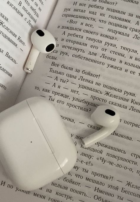 Air Pods Aesthetic, Aesthetic Airpods, Apple Ecosystem, Apple Aesthetic, Airpods Apple, Tech Aesthetic, Iphone Obsession, School Technology, Apple Airpods Pro