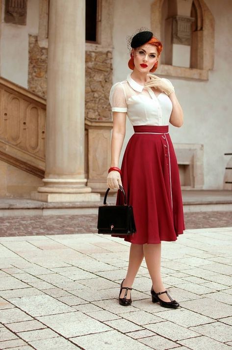 What a perfect homecoming outfit~ A retro mesh shirt👕 & vintage pleated skirt✨ Add this look a touch of elegance well~ #vintagelook #homecomingdress #fashion 1940s Fashion Women, Look Retro, 40s Fashion, Elegante Casual, Retro Mode, 1940s Dresses, Vintage Inspired Outfits, Vestidos Vintage, 1940s Fashion