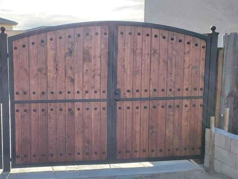 Metal Frame Gates With Wood, Rv Gate, Wood Gates Driveway, Backyard Gates, Carport Plans, Big Doors, Side Gates, Front Gate Design, Luxury Closets Design