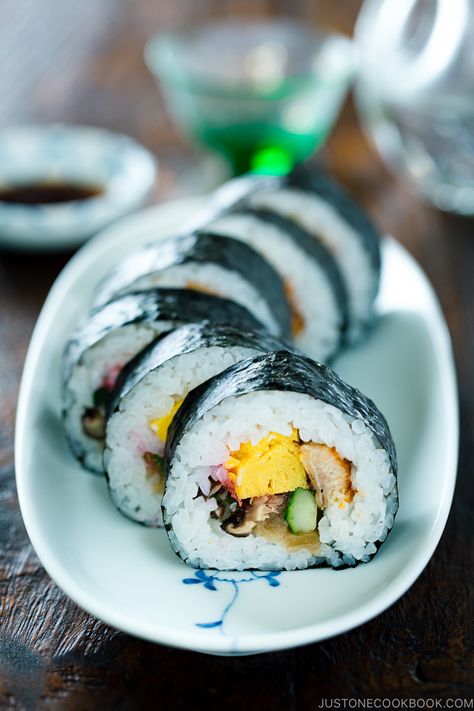 Sushi Rolling, Sushi Recipes Homemade, Maki Sushi, Dessert Sushi, Just One Cookbook, Sushi At Home, Easy Japanese Recipes, Oyster Recipes, Homemade Sushi