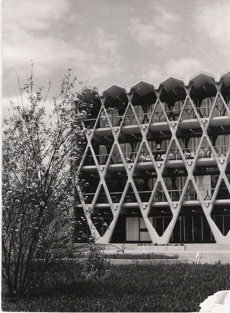 Gallery of Architecture Classics: Mendoza School of Architecture / Enrico Tedeschi - 1 Steel Architecture, School Of Architecture, Mid Century Architecture, Landscape Design Plans, Concrete Structure, Structure Architecture, Facade Architecture, Facade Design, School Architecture