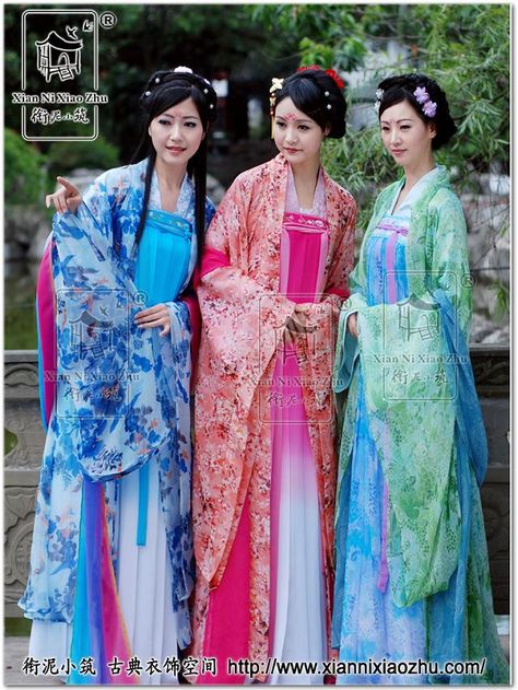 Han girls wearing traditional Hanfu 韓服.- "Han Chinese constitute about 92% of the population of the People's Republic of China (mainland China), 98% of the population of the Republic of China (Taiwan), 74% of the population of Singapore, 24.5% of population of Malaysia, and about 20% of the entire global human population, making it the largest ethnic group in the world." Noble Lady Dress, Taiwan Traditional Clothes, Mei Yan, Moda China, Chinese Kimono, Human Population, China Traditional, Costumes Around The World, Chinese Traditional Dress