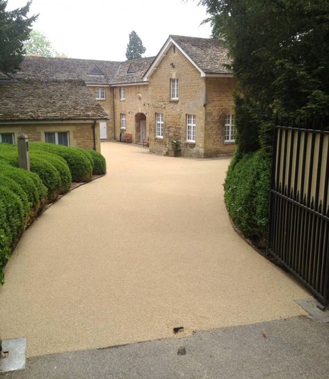 Driveway Surface Ideas, Resin Gravel Driveway, Beige Driveway, Resin Bound Patio, Resin Patio Ideas, Resin Driveway Ideas, Side Of Driveway Landscaping, Driveway Landscaping Ideas, Gravel Driveway Landscaping