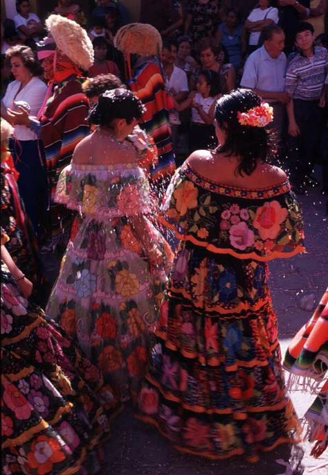 Mexican Beauty Folklorico Dresses, Mexican Beauty, Colourful Things, Latin Culture, Beautiful Mexico, Mexican Pride, Latina Aesthetic, Mexico Fashion, Ballet Folklorico