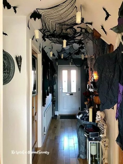 Halloween Hallway, Halloween Playlist, Dekorasi Halloween, Halloween Decor Diy, Casa Halloween, Halloween Fest, Halloween House Party, Diy Halloween Decor, Harry Potter Halloween