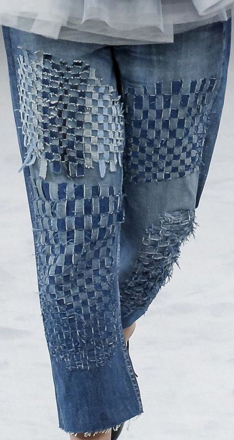 Viktor & Rolf, Fall 2016, jeans detail Diy Fashion Upcycle, Diy Clothes Jeans, Jeans Inspiration, Återvinna Jeans, Artisanats Denim, Jean Diy, Tas Denim, Detail Couture, Diy Pants