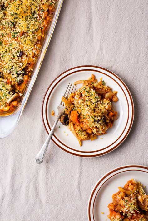 A festive white bean cassoulet with roasted vegetables and crunchy breadcrumbs. thenewbaguette.com #cassouletrecipe #vegetariancassoulet #whitebeans #veganrecipes Bean Cassoulet, Peasant Food, Plant Based Recipes Dinner, Plant Based Dinner, Dump Meals, Vegan Beans, Roasted Mushrooms, Feed A Crowd, No Calorie Foods