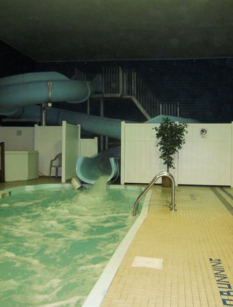 Weird Vibes, Dreams Core Aesthetic, Dreamcore Aesthetic, I Love Swimming, Weirdcore Aesthetic, Sea Storm, Am I Dreaming, Nostalgic Pictures, Creepy Images