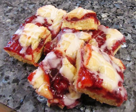 Cherry Almond Bars Recipe - Desserts Almond Bars Recipe, Canning Cherry Pie Filling, Cookie Cake Pie, Almond Bars, Cherry Filling, Canned Cherries, Almond Crusted, Cherry Almond, Almond Flavor