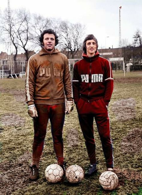 Franz Beckenbauer, Johan Cruyff, Nice Photos, Football Icon, Retro Football, Football Pictures, Sports Fashion, Vintage Football, Sport Football