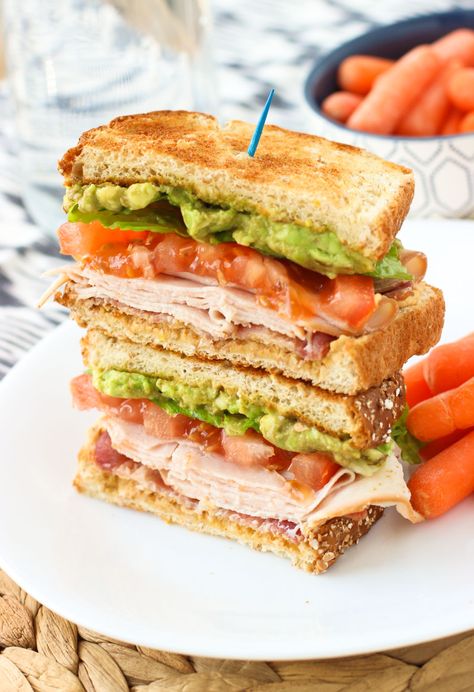 Turkey Club Sandwich Recipes, Club Sandwich Ingredients, Avocado Ideas, Turkey Avocado Sandwich, Recept Sandwiches, Turkey Club Sandwich, Bacon Turkey, Hummus Avocado, Hummus Sandwich