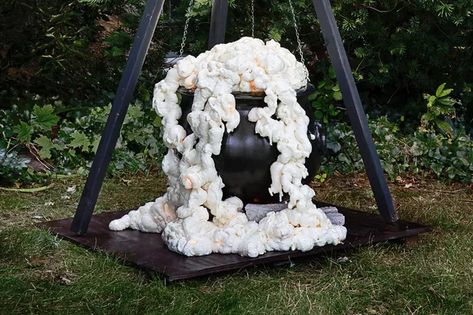 How to Build a Halloween Witch's Cauldron | Stir up a frightful sight in your yard without much toil and trouble Diy Halloween House Decorations, Halloween Decorations Outdoor Porch, Halloween Witch Cauldron, Witch's Cauldron, Scary Halloween Decorations Outdoor, Halloween Diy Outdoor, Halloween Outside, Halloween Props Diy, Homemade Halloween Decorations