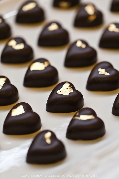 Heart shaped chocolate bonbons with a gold center. Valentines Recipes Desserts, Chocolate Photos, Chocolate Lasagna, Chocolate Bonbons, Heart Shaped Chocolate, Chocolate Dreams, Cocoa Chocolate, Farm Food, Artisan Chocolate