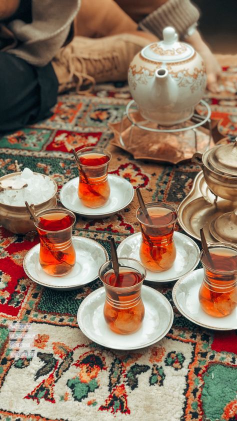 Drink tea in isfahan iran 
Hot drink Persian Party Decorations, Persian Tea Aesthetic, Persian Table Setting, Persian Tea Party, Afghan Tea, Iranian Tea, Egyptian Breakfast, Persian Aesthetic, Lebanese Breakfast