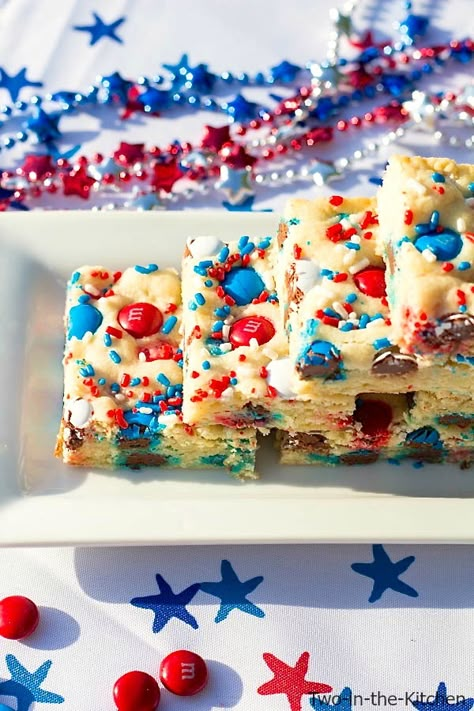 Patriotic Sugar Cookies, Sugar Cookie Bar Recipe, Patriotic Food, Patriotic Desserts, Sugar Cookie Bars, 4th Of July Desserts, Candy Sprinkles, Fourth Of July Food, Sugar Eggs